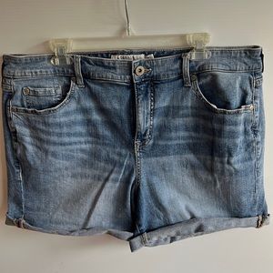 TORRID size 18 light wash denim shorts